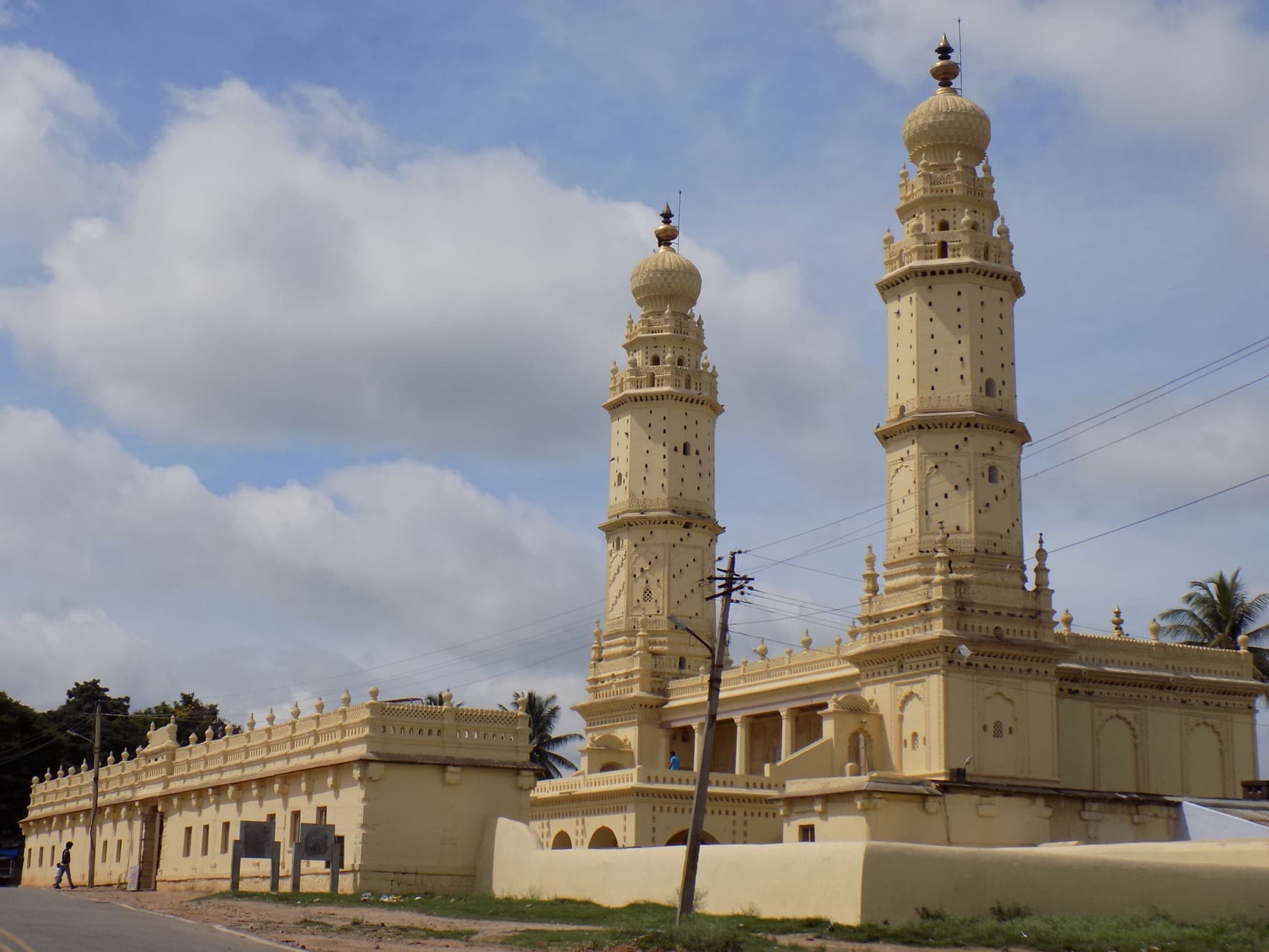 The Masjid-i-Ala at Srirangapatna, a raised prayer hall flanked by two tall octagonal minarets.